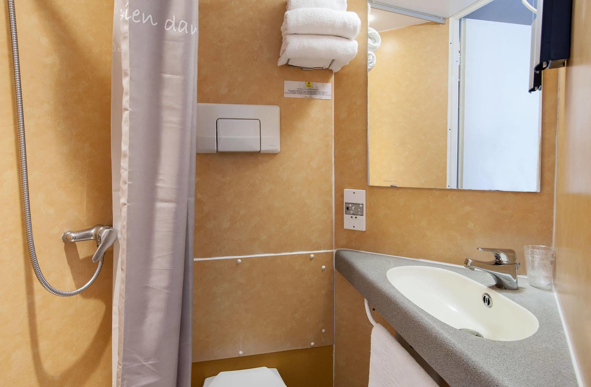 Logis Hotel Restaurant Cazes Arazat Laissac المظهر الخارجي الصورة